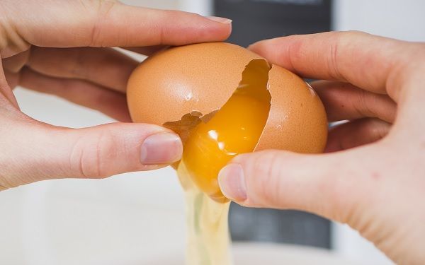 Añadir huevos de uno en uno