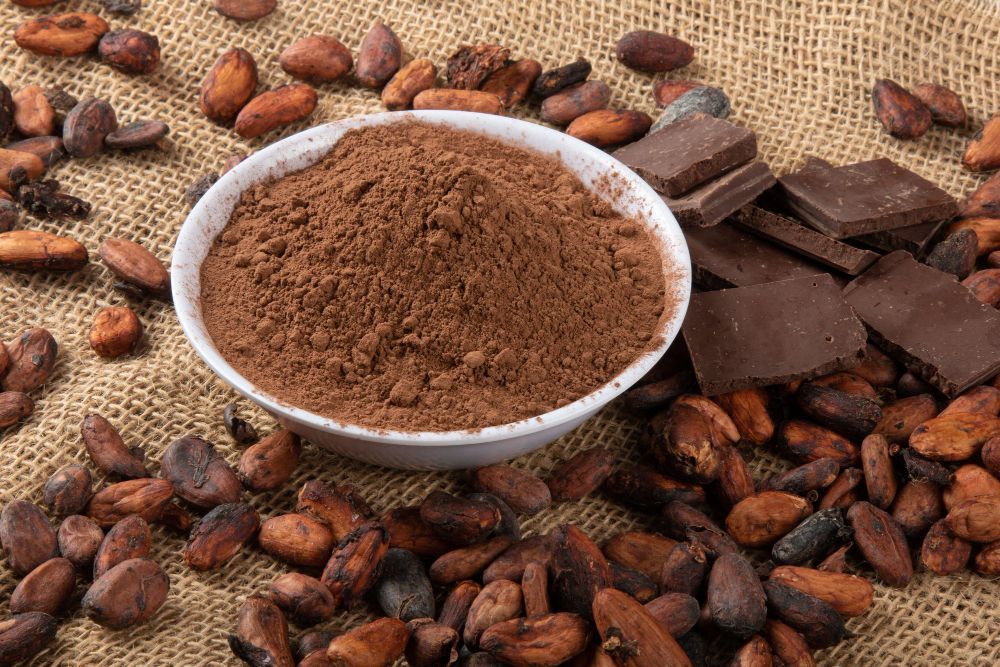cacao-polvo-trozos-chocolate-sobre-cacao-grano-crudo