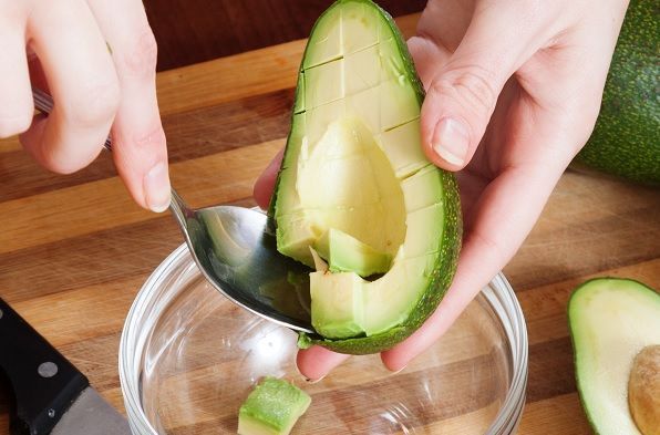 Corta el aguacate