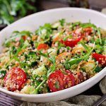 Ensalada de quinoa, aguacate, tomate, rúcula y pepino