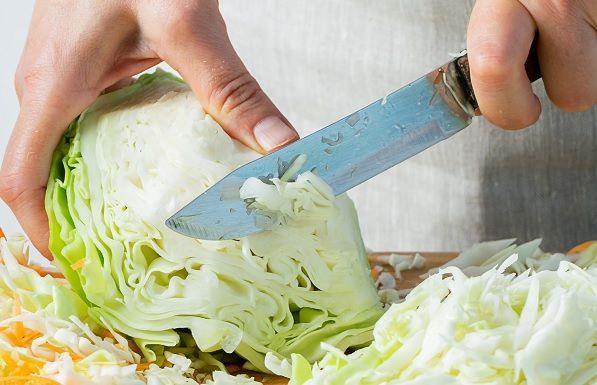 Cortar el repollo y picar finamente