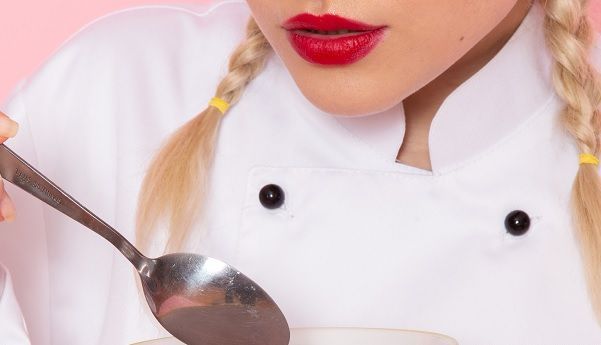 Probar la comida para condimentar al gusto