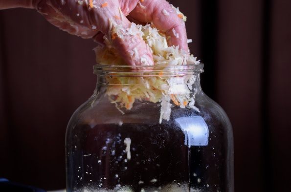 Repollo en frasco para fermentar