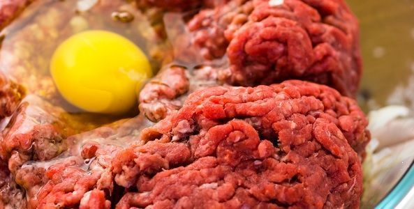 Mezclar ingredientes con la carne picada
