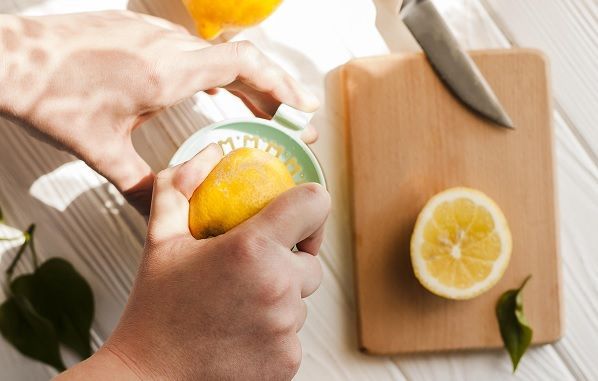 Exprimir limones