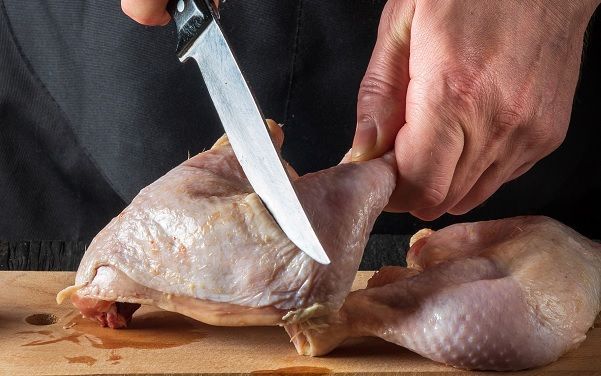 Cortando pollo en trozos