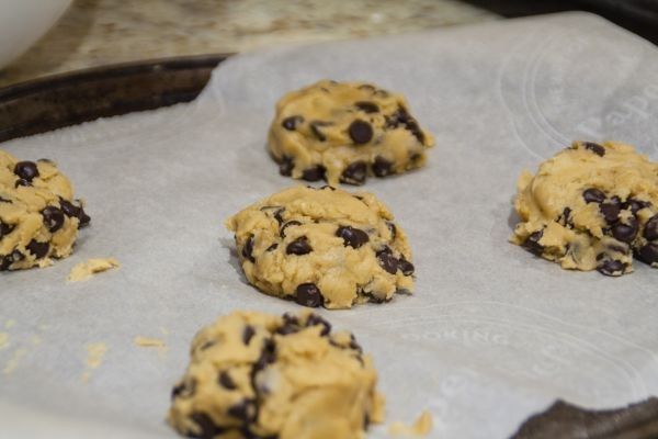 Bolitas de masa de cookies en una bandeja para horno