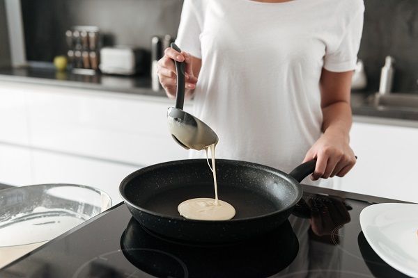 Añadir en la sartén crepes