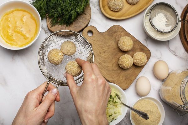 Falafel formar bolas con la masa