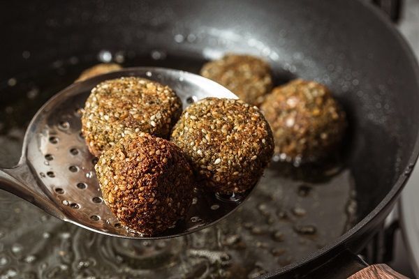 Falafel freír en sartén