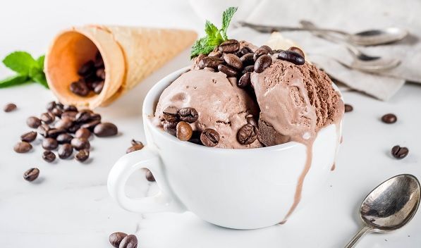 Helado de café servido en taza