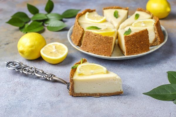 Lemon pie casera servir
