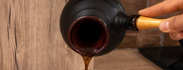 Verter el café disuelto