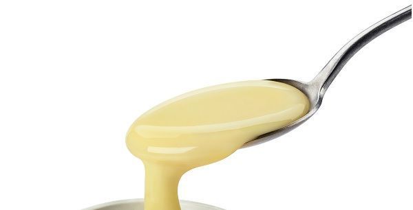 Verter la leche condensada