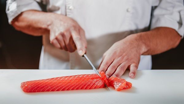 Cocinero preparando sashimi