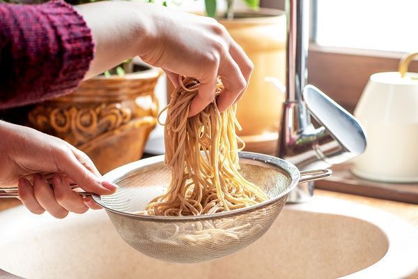 Cocinando los fideos de arroz