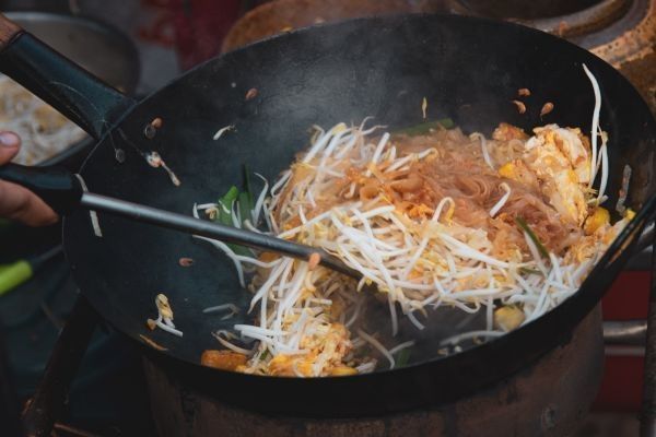 Pad thai cocinándose