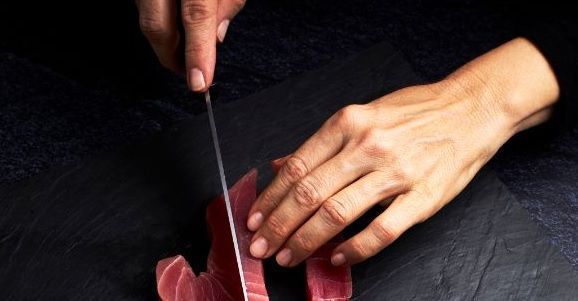 Cocinero cortando el atún