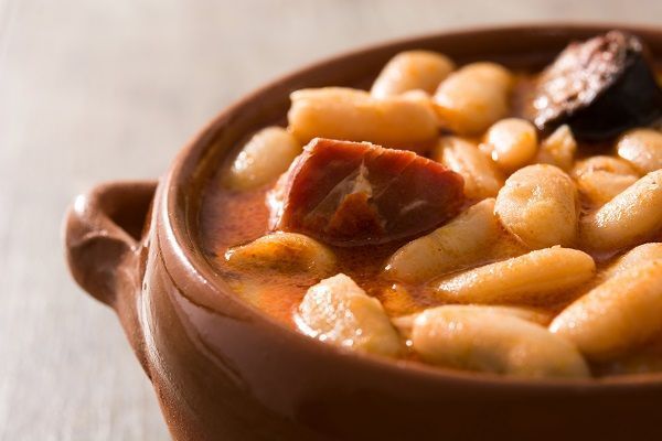 Plato de fabada de asturiana en olla express