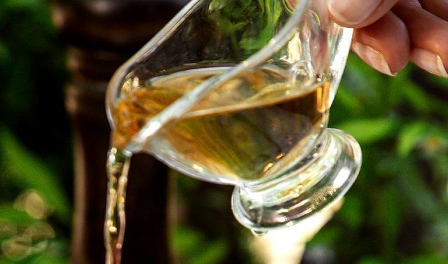 Vino blanco vertiéndose sobre la comida