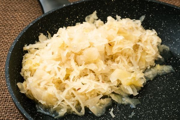 Chucrut cociéndose en la sartén
