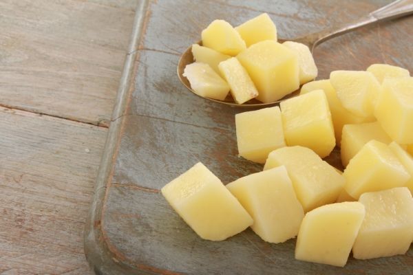 Patatas cortadas en cubos