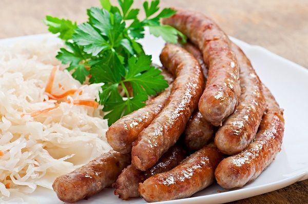 Salchichas Bratwurst con chucrut en un plato