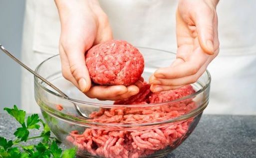 Carne molida en un tazón para hacer bolas de hamburguesa
