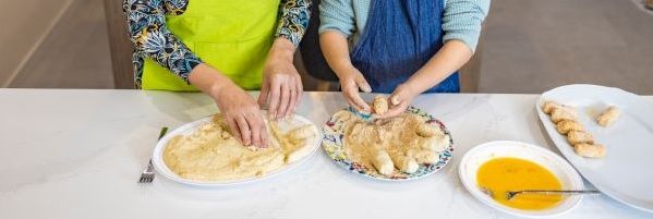 Pasando la masa de croqueta por huevo batido y pan rallado
