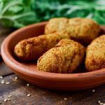 Croquetas de puchero caseras presentadas en cuenco de barro