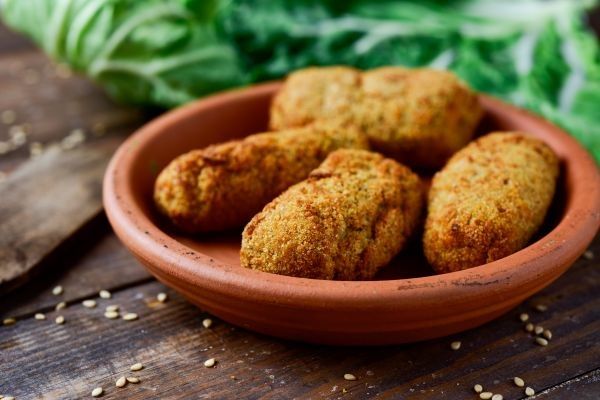 Croquetas de puchero caseras presentadas en cuenco de barro