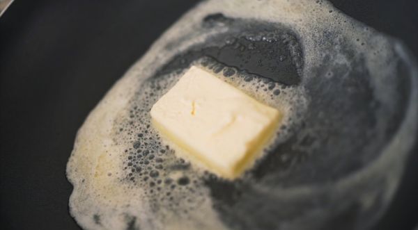 Mantequilla derritiéndose en la sartén