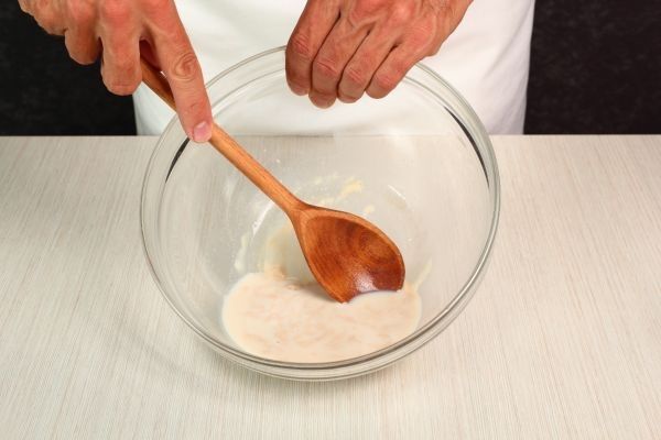 Disolver la levadura en agua en un bol