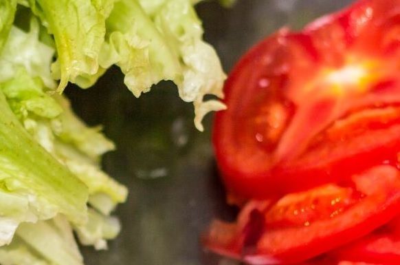 Tomate y lechuga para la hamburguesa