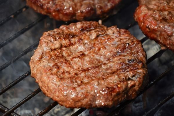 Hamburguesa haciéndose a la parilla