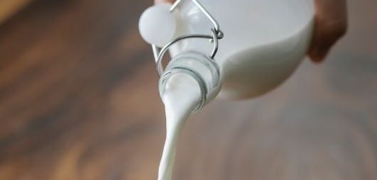 Leche vertiéndose