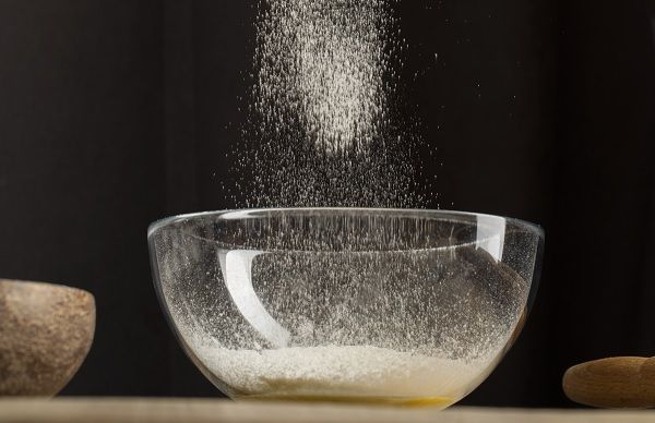 Mezclar harina con vino y aceite