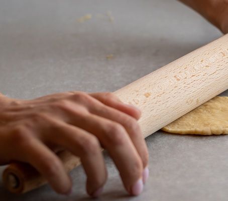 Estira cada porción con un rodillo