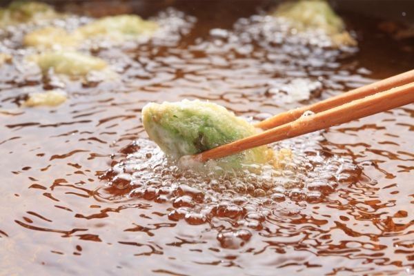 Tempura haciéndose en la sartén