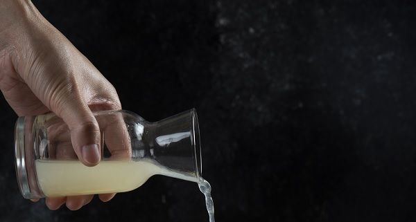 Zumo de limón en jarra vertiéndose