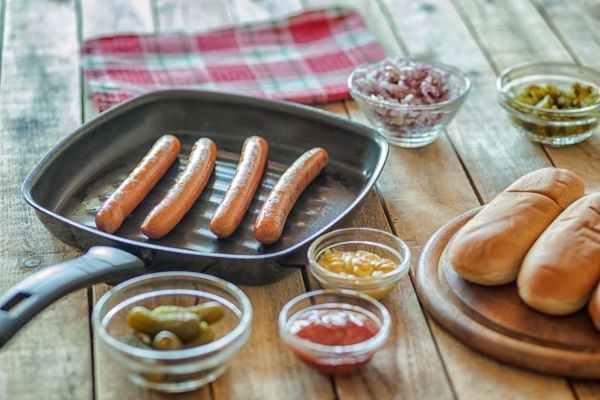 Hot dogs ingredientes preparados sobre la mesa