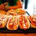 Hot dogs americanos sobre la mesa