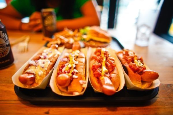 Hot dogs americanos sobre la mesa