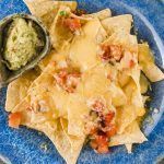 Plato de nachos con guacamole