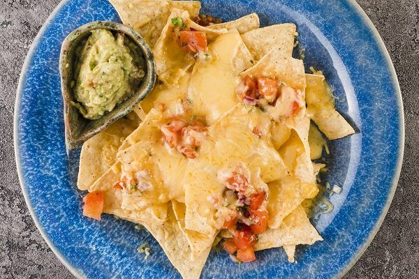 Plato de nachos con guacamole