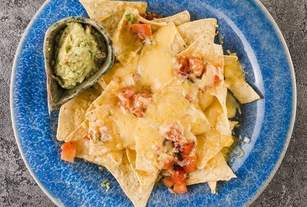 Plato de nachos con guacamole