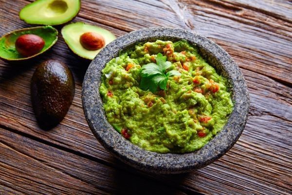 Preparado de guacamole en un tazón para los nachos