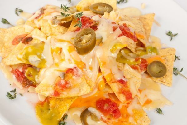 Nachos con queso derretido