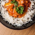 Pollo al curry en un plato con arroz