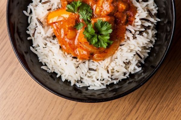 Pollo al curry en un plato con arroz